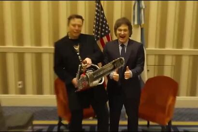Javier Milei le regala a Elon Musk una motosierra en su encuentro en el foro conservador CPAC