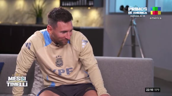 Marcelo Tinelli le mostró a Leo Messi el tatuaje que se hizo para homenajearlo. (Vídeo: Messi-Tinelli: cara a cara).