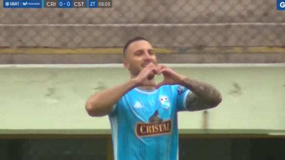 Emanuel Herrera anota el 1-0 de Sporting Cristal ante Carlos Stein. (Fuente: Gol Perú)