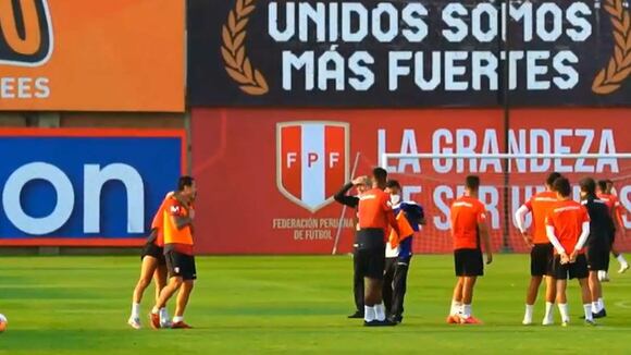 Yoshimar Yotún dio calurosa bienvenida a Gianluca Lapadula. (Video: @SeleccionPeru)