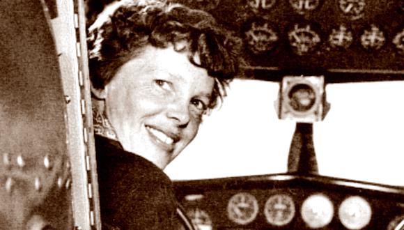 Un 24 de agosto de 1932, la aviadora Amelia Earhart aterriza en el aeropuerto de Nueva Jersey tras un vuelo de 19 horas desde Los Ángeles, y se convierte en la primera mujer en hacer un vuelo transcontinental. (Albert BRESNIK / The Paragon Agency / AFP).