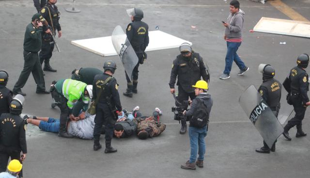 Tras la toma de la explana del estadio Matute, en La Victoria, un grupo de barristas de Alianza Lima se enfrentó a los miembros de la iglesia evangélica El Aposento Alto. (Foto: Lino Chipana / El Comercio)