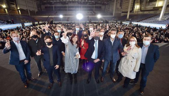 Fotografía cedida por la Presidencia Argentina en la que se ve al presidente, Alberto Fernández (4d), y a la vicepresidenta, Cristina Fernández (4i), junto a otras altas autoridades nacionales y provinciales en Buenos Aires. (EFE/Presidencia de Argentina).