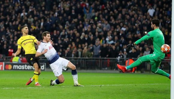 Jan Vertonghen, con un remate frontal en el área del Borussia Dortmund, aumentó la diferencia a favor del Tottenham, por los octavos de final de la Champions League. (Foto: AFP)