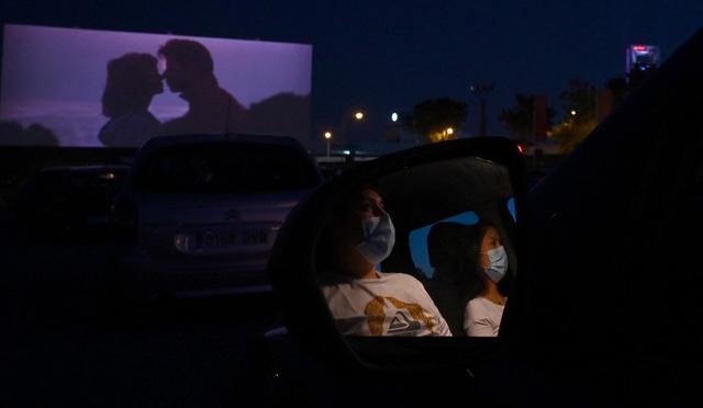 Los asistentes al cine en sus automóviles asisten a la proyección de la película de comedia romántica musical estadounidense "Grease" durante la reapertura del autocine Madrid Race Drive. (Foto: AFP/Gabriel BOUYS)