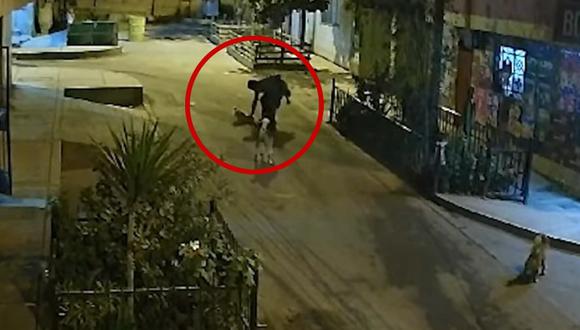 Hombre lanzó violentamente a un perrito dejándolo postrado en medio de la pista. (Foto: Captura/Buenos Días Perú)