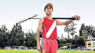 El atleta que corta el césped para representar al Perú