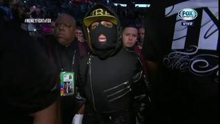 Mayweather vs. McGregor: Floyd ingresó al ring con misteriosa máscara negra