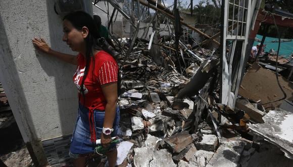 Johana Muñoz observa los escombros de su vivienda destruida tras ser afectada por un ataque con carro bomba dirigido a una estación policial en la localidad de Timba, Cauca, en Colombia. (EFE/ Ernesto Guzmán).