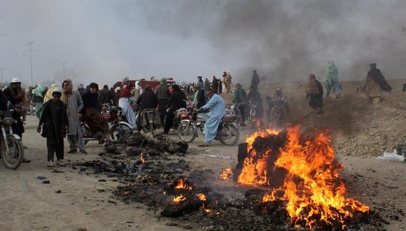 Los residentes se reúnen después de que las fuerzas talibanes dispararan morteros contra la ciudad fronteriza de Chaman en Pakistán.