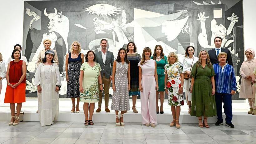 Begoña Gómez (centro, con pantalón) junto a la reina Letizia en un evento durante la cumbre de la OTAN en junio 2022. (GETTY IMAGES).
