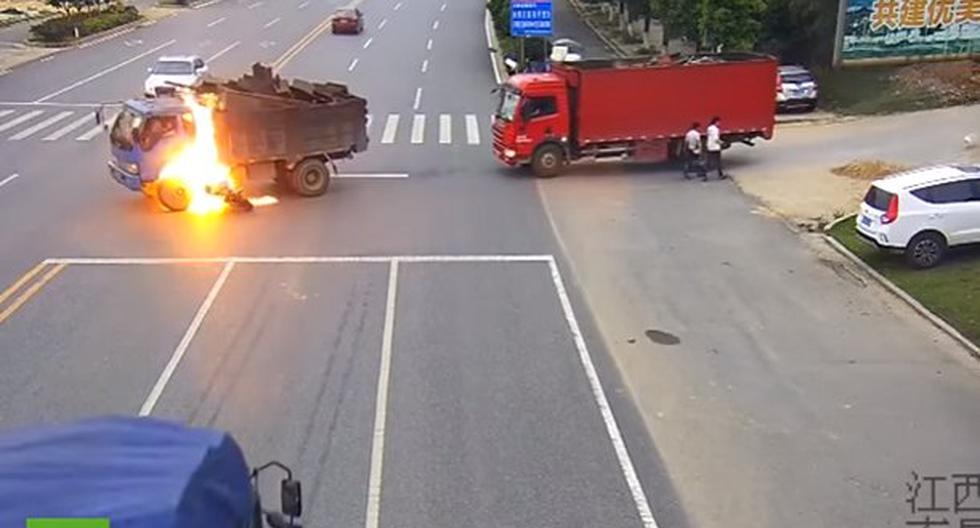 Motociclista se salvó de brutal incendio. (Foto: Captura)