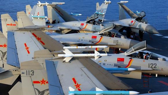 Esta foto de archivo sin fecha tomada en abril de 2018 muestra aviones de combate J-15 en el portaaviones operativo de China, el Liaoning, durante un simulacro en el mar. (Foto: AFP)