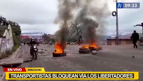 En Ayacucho la policía viene despejando la vía Los Libertadores para que decenas de buses puedan continuar su marcha hacia Huamanga. (Foto: Canal N)