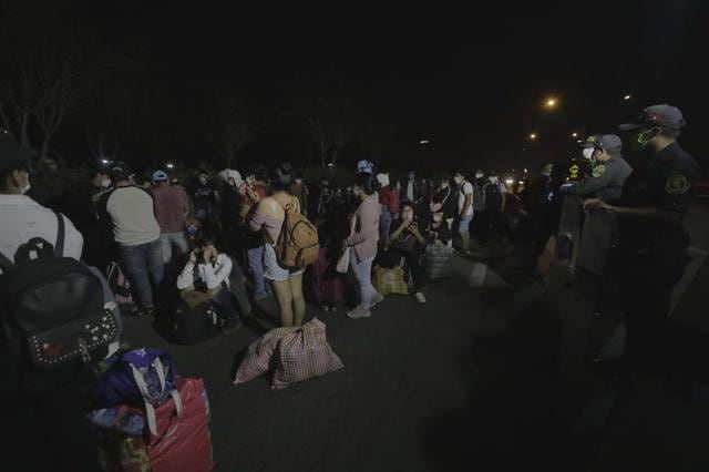 Varias personas se encuentran varados en estos momentos en la autopista Ramiro Prialé esperando buses para que los trasladen a su lugar de origen. (Foto Piko Tamashiro/ GEC)