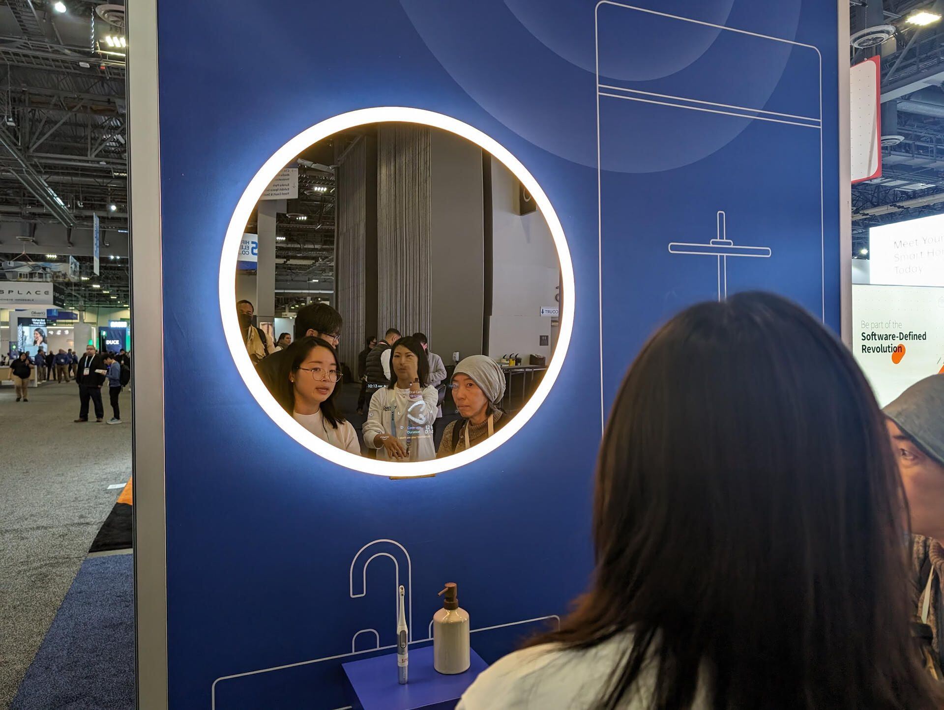 AME8543.  LAS VEGAS (UNITED STATES), 01/10/2024.- People look at the Baracoda mirror today, which uses generative AI to increase users' confidence and mood with positive messages and meditations, at the CES technology fair 2024 in Las Vegas, Nevada (USA).  Artificial intelligence (AI) is the key concept this year for thousands of companies that present their technological innovations at the Consumer Electronics Show (CES), which is being held this week in Las Vegas (USA), and that have used some branch of this technology to power its products, from robots and televisions to mirrors and barbecues.  EFE/ Sarah Yáñez-Richards
