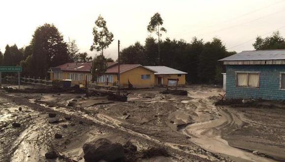Chile: Erupción de volcán Calbuco provoca desborde de un río