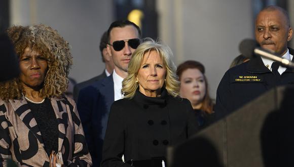 La primera dama Jill Biden asiste a una vigilia pública para honrar a las víctimas y sobrevivientes de un tiroteo en The Covenant School en Nashville, Tennessee, el 29 de marzo de 2023. (Foto de John Amis / AFP)