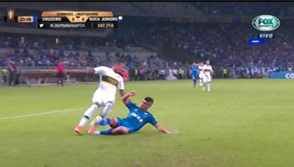 Sebastián Villa fue derribado en el área de Cruzeiro pero el árbitro no cobró penal | Foto: captura
