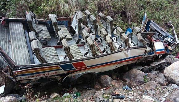 La caída de un autobús a un barranco deja al menos 47 muertos en la India. (Foto: AFP)