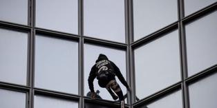 Alain Robert, conocido mundialmente como 'El hombre araña' trepó un edificio de 187 metros en apoyo a huelguista en Francia. (Foto: AFP)