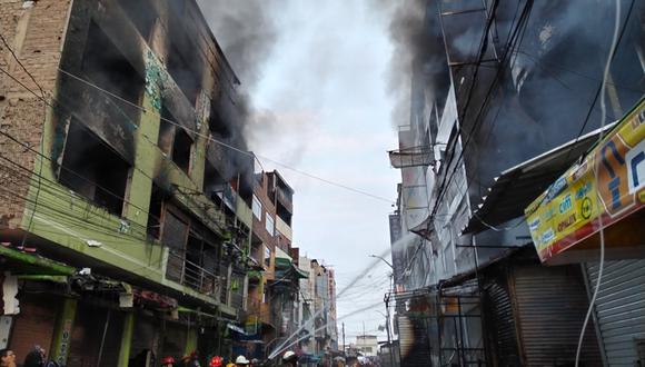 El incendio fue atendido por 75 bomberos y 6 máquinas contra incendio. (Foto: Difusión)