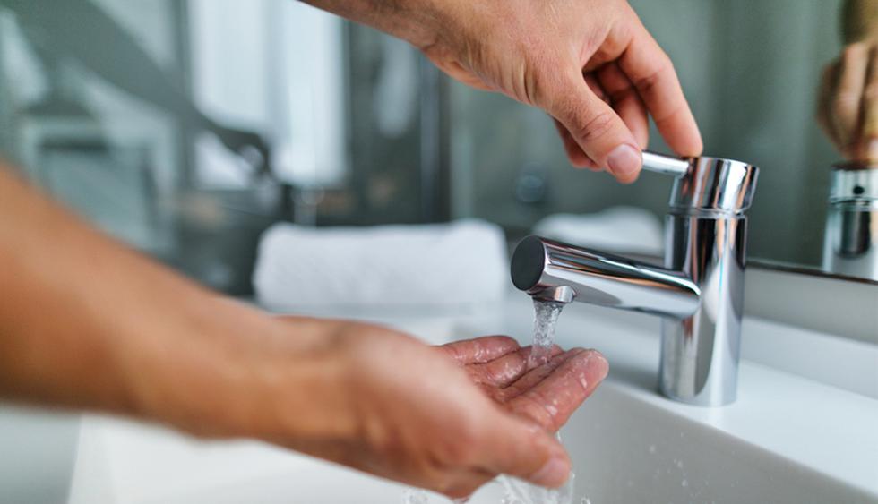 Cierra la llave del lavabo mientras te enjabonas las manos, te rasuras o te lavas los dientes. Una llave abierta consume cerca de diez litros de agua por minuto. (Foto: Shutterstock)