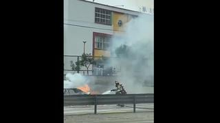 San Isidro: vehículo se incendia en plena Vía Expresa a la altura del colegio Alfonso Ugarte