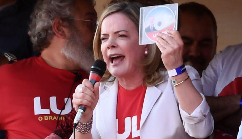 La afiliada al Partido de los Trabajadores de Brasil, Gleisi Hoffmann, habla ante los partidarios del ex presidente brasileño Luiz Inácio Lula da Silva en Brasilia. | Foto: Reuters