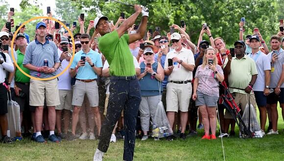 Un aficionado de golf y su cerveza se convirtieron en tendencia durante el juego de Tiger Woods. Fue el único que no tenía su celular en la mano y tan solo disfrutaba el momento. (Foto: ROSS KINNAIRD/GETTY IMAGES).