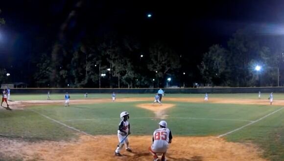 Un gran meteorito pasó por el cielo de Estados Unidos e iluminó un campo de Baseball en un video viral (Foto: Mark Rose)