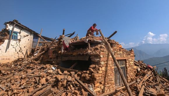 Una superviviente busca sus pertenencias entre las ruinas de su casa dañada tras un terremoto en Khalanga, distrito de Jajarkot, el 6 de noviembre de 2023. (Foto de PRAKASH MATHEMA / AFP)