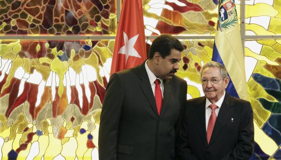 En esta foto del 2016, el presidente de Venezuela Nicolás Maduro con Raúl Castro, entonces mandatario cubano.  REUTERS/Enrique de la Osa