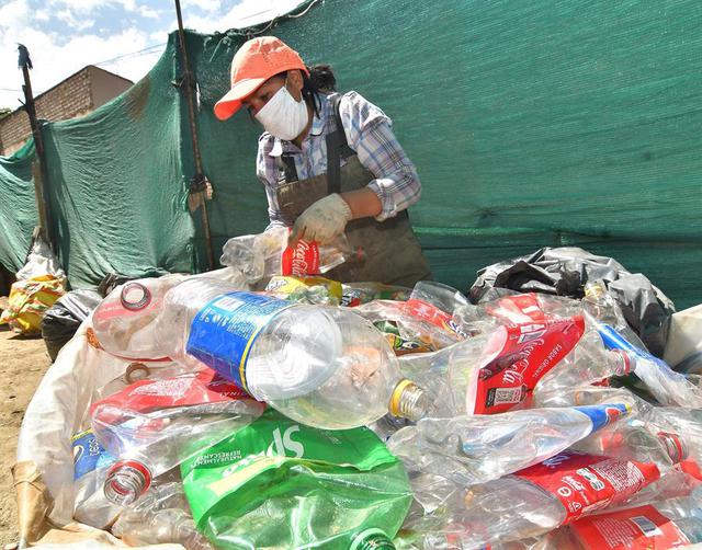Un grupo de 111 personas, la mayoría mujeres junto a 24 varones, se dedica en Cochabamba a buscar en las basuras que los vecinos dejan en la calle cualquier cosa reutilizable, desde botellas de plástico a piezas de autos y electrodomésticos, que seleccionan para luego vender a distintas empresas. (Foto: EFE/Jorge Ábrego)