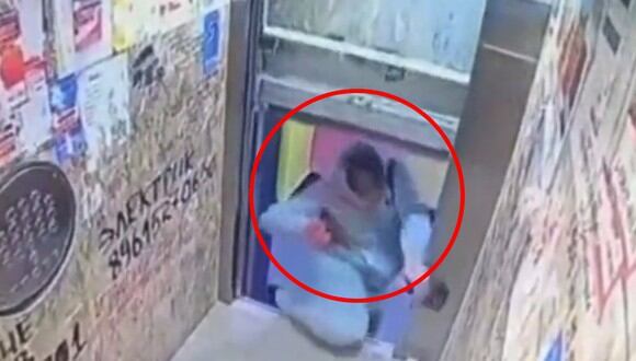 El hombre intenta subir al ascensor. (Imagen captura: @Mau_Albornoz / Twitter)