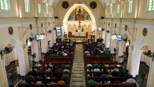 La comunidad católica de Sri Lanka volvió a las iglesias para celebrar las misas dominicales, por primera vez desde los atentados del Domingo de Resurrección que causaron 253 muertos. (AFP).