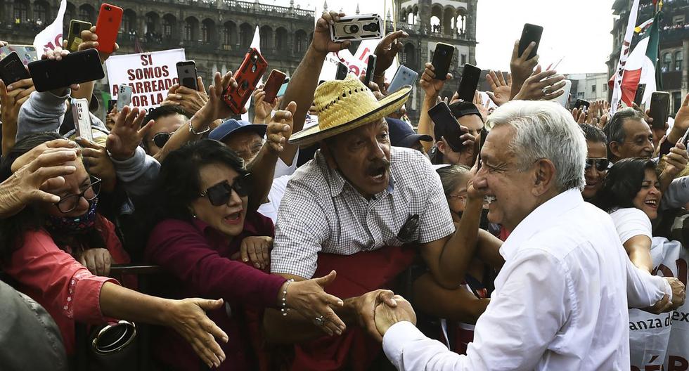 El presidente de México, Andrés Manuel López Obrador (AMLO), saluda a sus seguidores a su llegada al Zócalo en la CDMX, el 27 de noviembre de 2022. (CLAUDIO CRUZ / AFP).