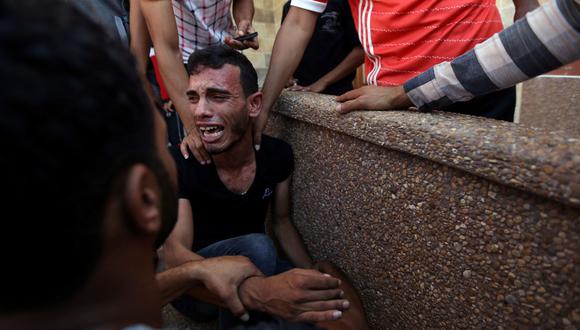 Un pariente de uno de los dos palestinos abatidos por Israel en la frontera con Gaza. (AFP).