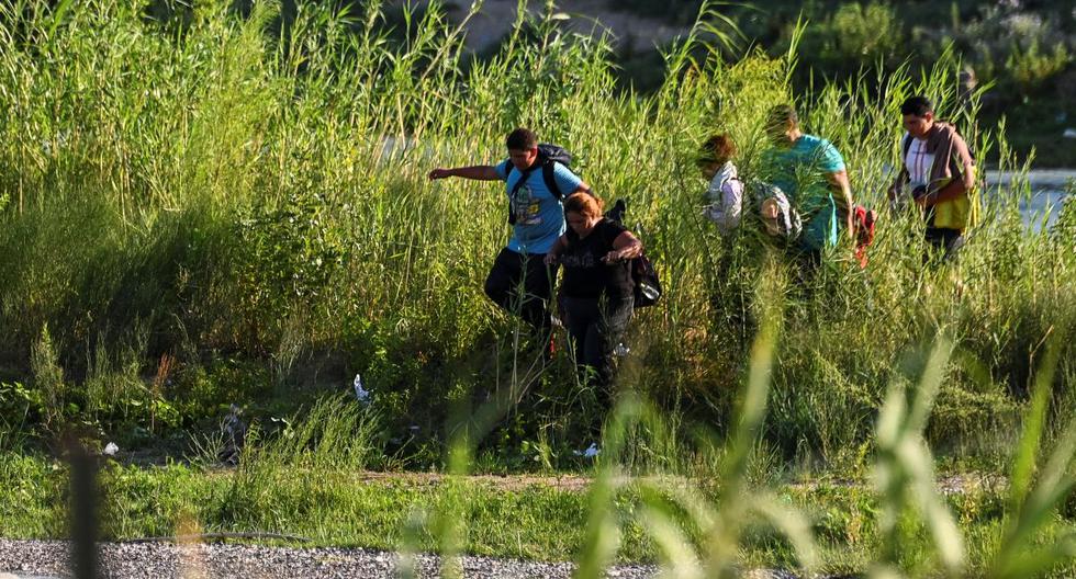 Una familia migrante de Venezuela cruza el Río Grande en Eagle Pass, Texas, en la frontera de México con Estados Unidos, el 30 de junio de 2022. (CHANDAN KHANNA / AFP).