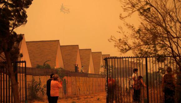 Se utiliza un helicóptero mientras un incendio forestal quema los cerros aledaños a un barrio de la zona de Quilpué, en Valparaíso, Chile. (Foto: REUTERS / Andres Pina).
