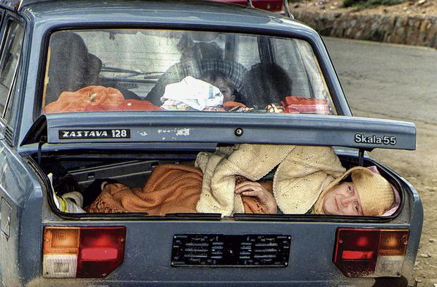 Morgana Vargas Llosa captures the precise moment when a refugee flees from Kosovo to Albania.