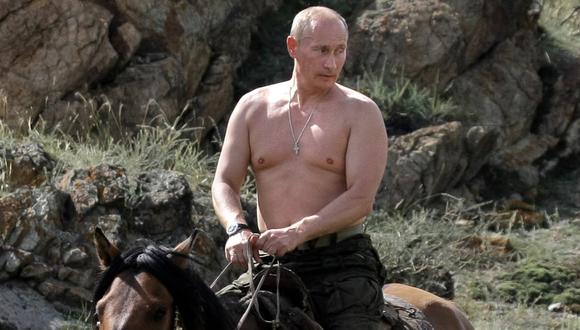 Vladimir Putin ha querido proyectar una "imagen de masculinidad" con fotos como esta, en la que se le vio montado a caballo con el torso desnudo en 2009. (AFP).