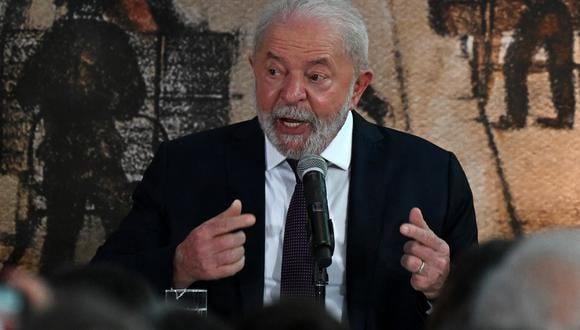 El presidente de Brasil, Luiz Inácio Lula da Silva, habla durante la apertura de un foro empresarial en el Museo del Bicentenario de Buenos Aires, el 23 de enero de 2023. (Foto de Luis ROBAYO / AFP)