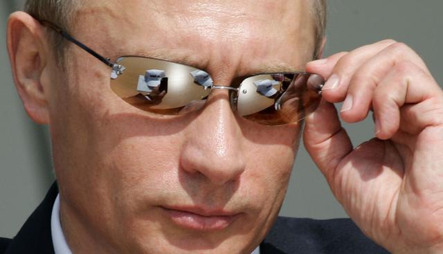 16 de agosto de 2005. Vladimir Putin se ajusta las gafas de sol durante un espectáculo aéreo y espacial en Zhukovsky. (Foto: AFP)