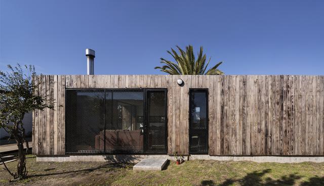 La casa en el exterior está cubierta de madera con un recinto de metal. Esto genera una casa austera y oscura en el exterior frente a una casa blanca y continua en el interior. (Foto: gualano + gualano: arquitectos)