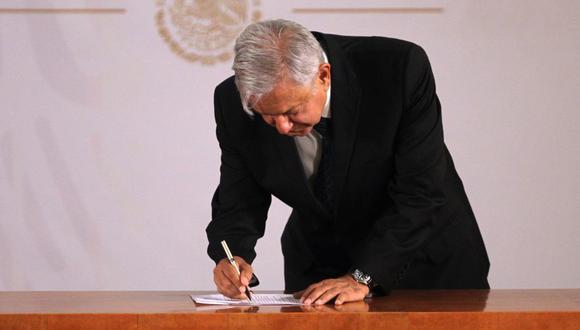 AMLO firma compromiso para no reelegirse como presidente de México. (EFE)