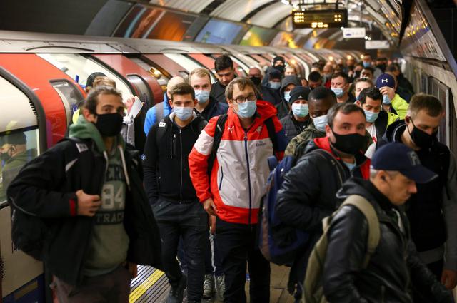 Ciudadanos viajan a través de la estación de metro de Vauxhall, en medio del cpronavirus en Londres, Reino Unido, el 30 de octubre de 2020. (REUTERS/Henry Nicholls).