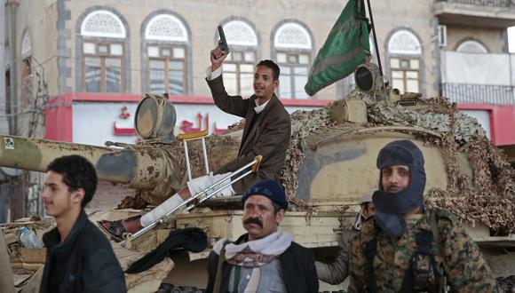 En Yemen, Estados Unidos apoya a la coalición encabezada por Arabia Saudita contra los rebeldes hutíes, que aparecen en la fotografía. (Archivo AP)