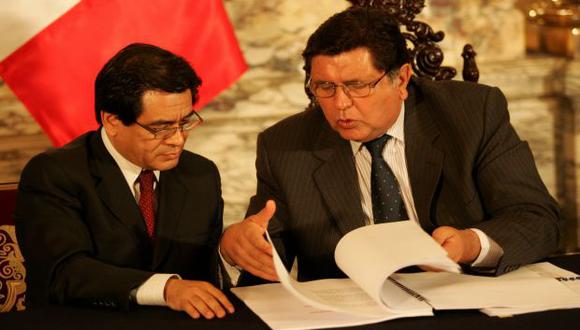 Alan García (der.) con José Antonio Chang (izq.), ministro de Educación en su segundo gobierno. (Foto: Archivo El Comercio)