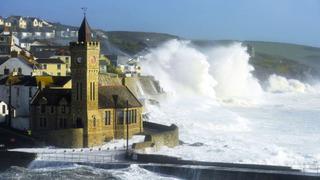 Olas de 10 metros: Así golpea el huracán Ofelia a Irlanda